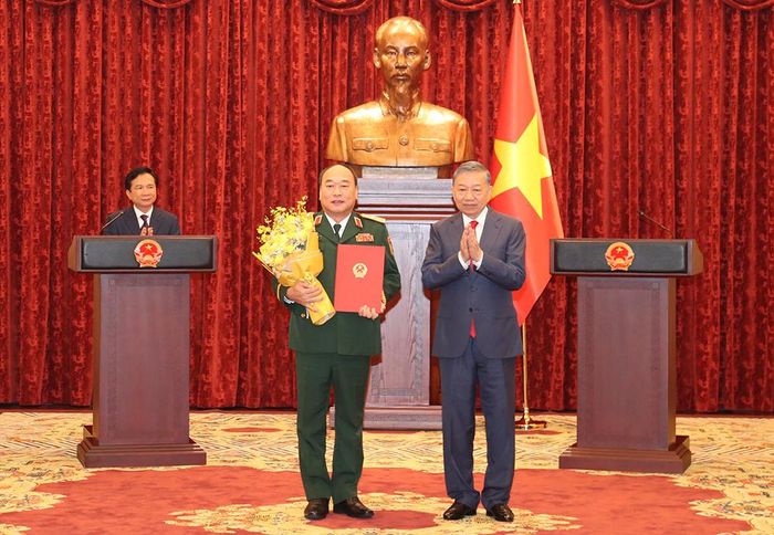 Tổng Bí thư, Chủ tịch nước Tô Lâm trao quyết định thăng cấp bậc hàm từ Trung tướng lên Thượng tướng đối với ông Lê Quang Đạo. (Ảnh: Bộ Quốc phòng)