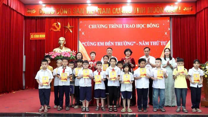 Lãnh đạo xã Bình Minh cùng các nhà hảo tâm trao học bổng cho các em học sinh có hoàn cảnh khó khăn qua dự án "Cùng em đến trường". Ảnh T. Đạt