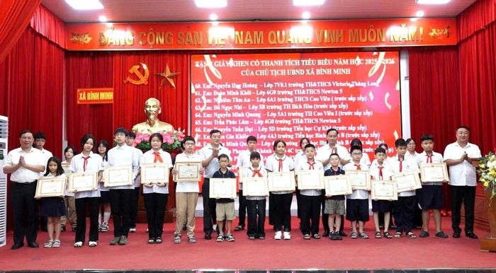 Lão đạo xã Bình Minh trao tặng Giấy khen cho các em học sinh có thành tích tiêu biểu năm học 2025-2026. Ảnh T. Đạt