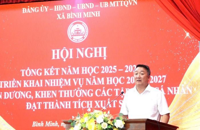 Bí thư Đảng ủy, Chủ tịch HĐND xã Bình Minh Nguyễn Khánh Bình phát biểu tại hội nghị. Ảnh T. Đạt
