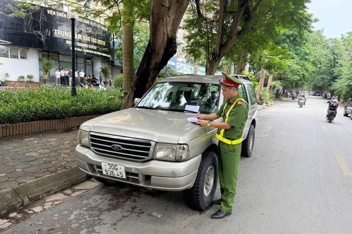 Công an phường Hà Đông xử lý vi phạm trật tự đô thị tại Khu đô thị Văn Quán. Ảnh: Hậu Lộc