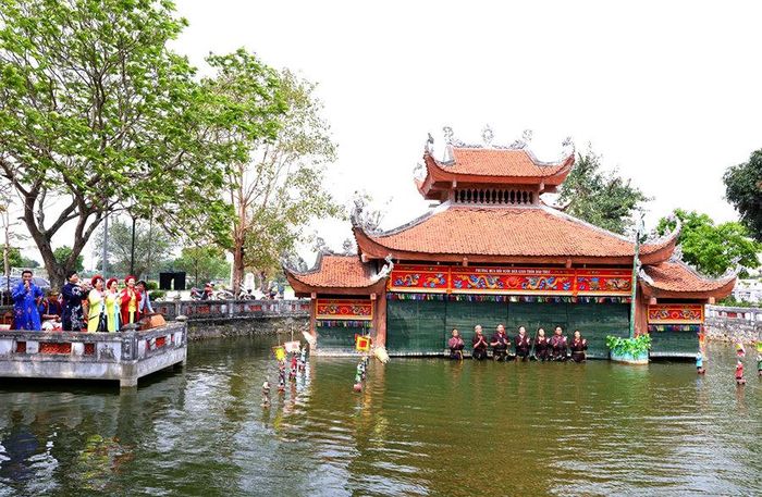 Biểu diễn múa rối nước tại làng Đào Thục (xã Thư Lâm). Ảnh: TTXVN