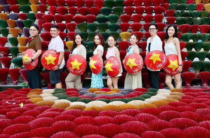 Làng làm hương Quảng Phú Cầu (xã Ứng Thiên) thu hút du khách tham quan, trải nghiệm. Ảnh: Văn Hóa
