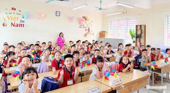 Cô và trò trường Tiểu học Đỗ Ngọc Du sẵn sàng chào đón năm học mới 2026-2027 (Ảnh: Nhà trường cung cấp)
