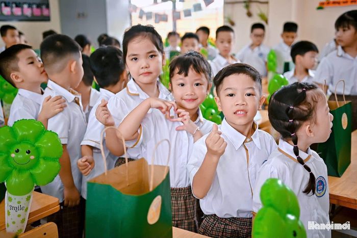 Các em học sinh lớp 1 trường Tiểu học Vương Thừa Vũ (Ảnh: Nhà trường cung cấp).
