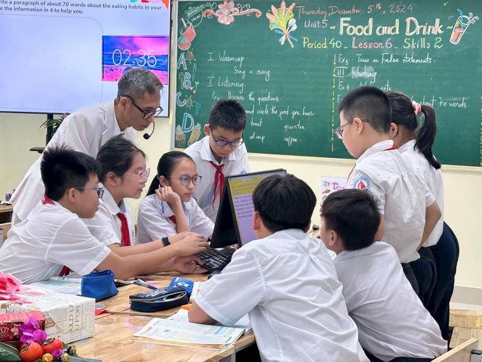 Học sinh ứng dụng công nghệ trong hoạt động học tập tại trường học trên địa bàn phường Ô Chợ Dừa. Ảnh: H.Duy