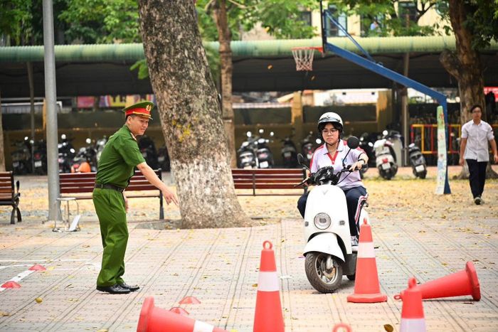 Học sinh cần được trang bị kiến thức, kĩ năng tham gia giao thông an toàn, đúng pháp luật - Ảnh: Fanpage Bộ Công an