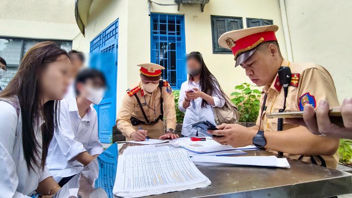 Nhiều học sinh vi phạm bị lực lượng CSGT lập biên bản xử phạt. Ảnh: Phạm Công
