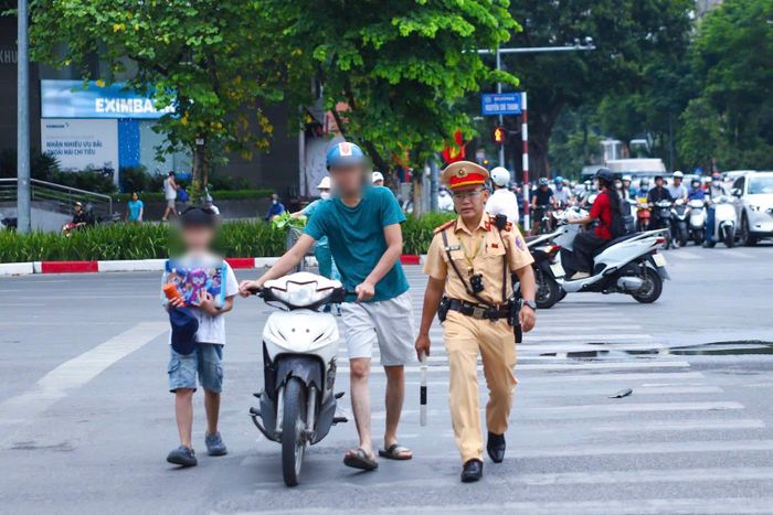 Không ít phụ huynh bị xử phạt trong sáng ngày 4-9. Ảnh: Phạm Công