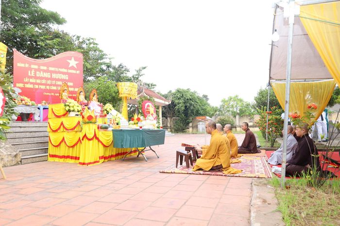 Tăng ni, Phật tử và nhân dân trên địa bàn đã tổ chức nghi lễ tâm linh tại nghĩa trang. Ảnh: Kim Nhuệ