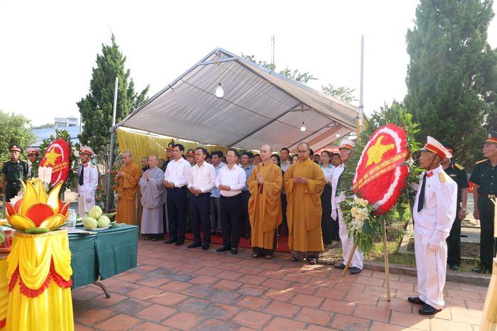 Các đại biểu dâng hoa, dâng hương tưởng niệm các Anh hùng liệt sĩ. Ảnh: Kim Nhuệ