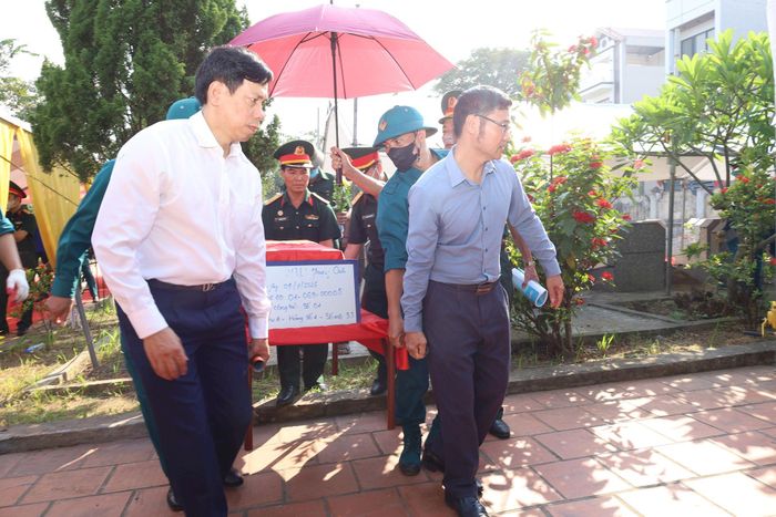Lãnh đạo phường Chương Mỹ chuyển hài cốt liệt sĩ đến khu vực lấy mẫu. Ảnh: Kim Nhuệ