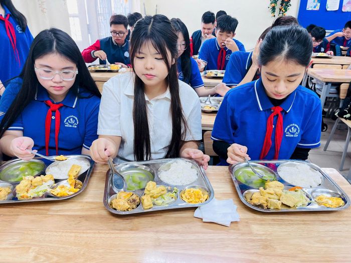 Học sinh ăn bán trú tại trường. Ảnh: Trường Tiểu học và THCS Chương Dương