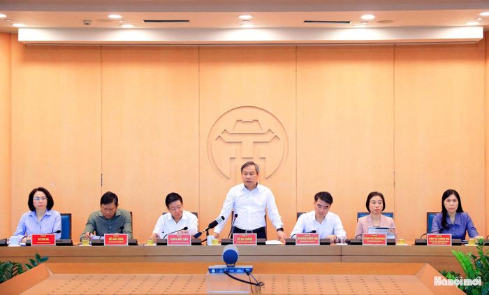 Chủ tịch UBND thành phố Hà Nội Vũ Đại Thắng chủ trì và phát biểu kết luận phiên họp. Ảnh: Viết Thành