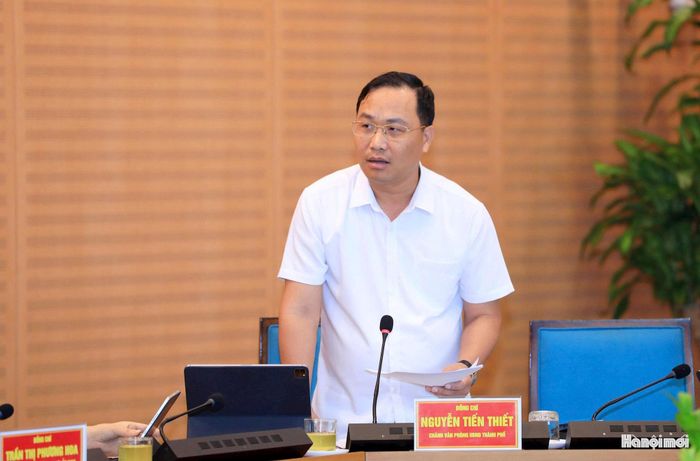 Chánh Văn phòng UBND thành phố Nguyễn Tiến Thiết phát biểu. Ảnh: Viết Thành