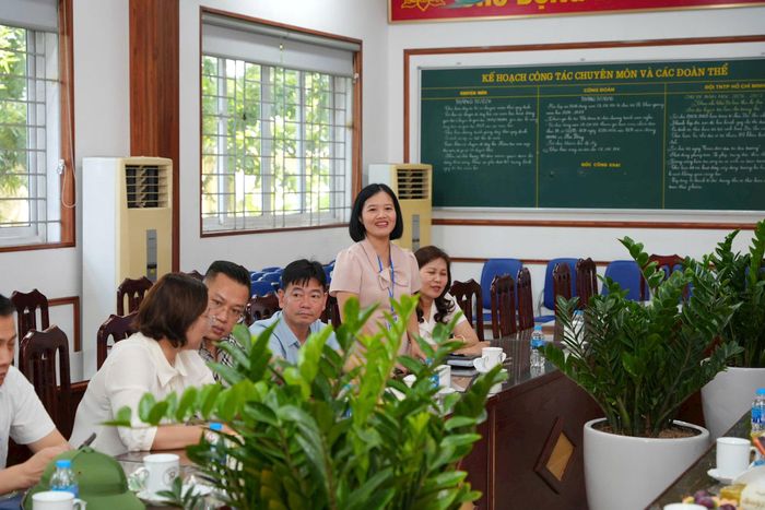 Hiệu trưởng Trường Tiểu học Yên Thường Nguyễn Ngọc Lan báo cáo công tác chuẩn bị cho lễ khai giảng. Ảnh: Nguyễn Sơn