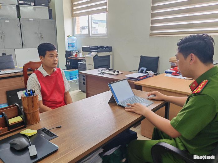 Lấy lời khai đối tượng tại cơ quan điều tra. Ảnh: Đ.T