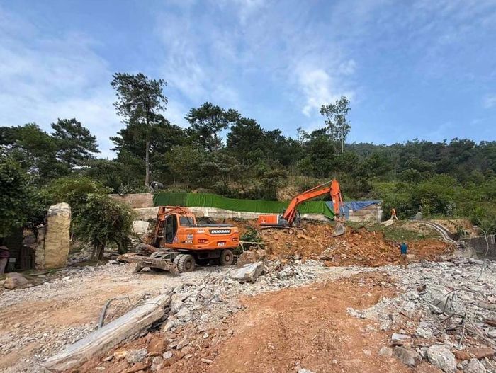 Lực lượng chức năng cưỡng chế vi phạm công trình Solara Đồng Đò trong ngày 4-9. Ảnh: CTV.