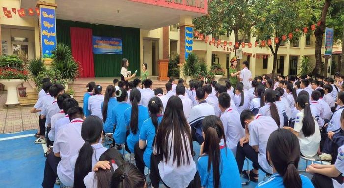 Cơ quan Công an tổ chức tuyên truyền pháp luật về phòng, chống ma túy, thuốc lá điện tử cho học sinh. Ảnh CAHN