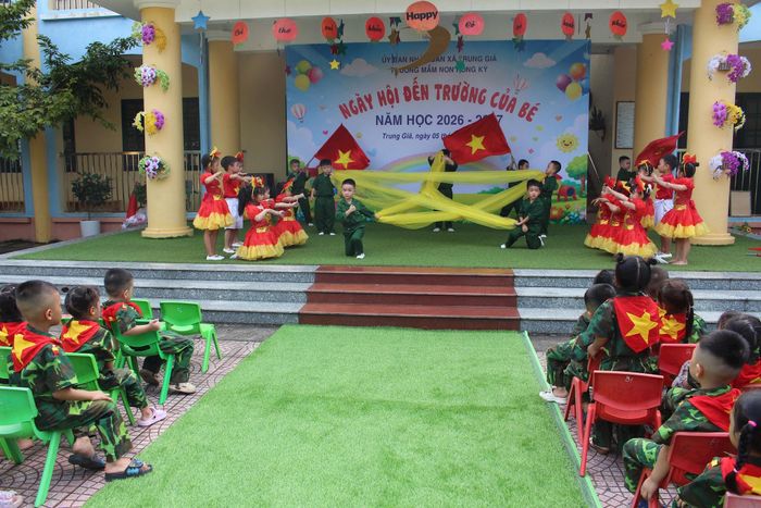 Tiết mục văn nghệ tái hiện không khí hào hùng của mùa Thu lịch sử tại Trường Mầm non Hồng Kỳ. Ảnh: Vi Giáng