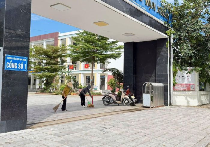 Công tác dọn dẹp vệ sinh tại Trường Tiểu học Vạn Xuân, xã Hoài Đức. Ảnh: HL