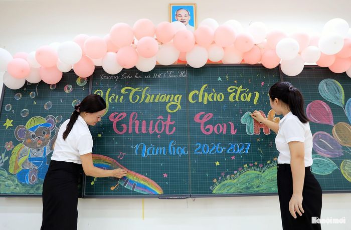 Công tác trang trí lớp học chào mừng học sinh lớp 1 được các giáo viên tiến hành khẩn trương.