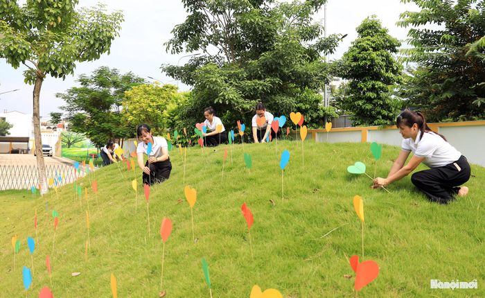 Theo kế hoạch, các trường học ở Hà Nội sẽ tổ chức lễ khai giảng năm học 2026-2027 theo chương trình chung toàn quốc, bắt đầu từ 7h30 ngày mai (5-9-2026). Trong ảnh: Các giáo viên chuẩn bị khu vui chơi cho trẻ tại Trường Mầm non Liên Hà.