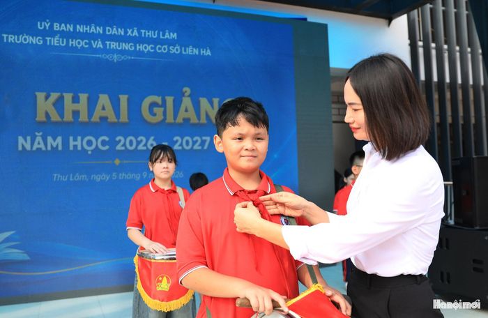 Hiệu trưởng trường Tiểu học và Trung học cơ sở Liên Hà Đỗ Phương Lê cho biết: “Để chuẩn bị tốt cho lễ khai giảng cũng như năm học mới 2026-2027, chúng tôi đã tiến hành rà soát toàn bộ cơ sở vật chất và triển khai các lớp bồi dưỡng chuyên môn cho các giáo viên, đặc biệt chú trọng vào phần ứng dụng trí tuệ nhân tạo để đáp ứng nhu cầu đổi mới, phát triển của giáo dục. Quá trình ứng dụng trí tuệ nhân tạo trong giảng dạy, chúng tôi sẽ thường xuyên tổ chức kiểm tra, đánh giá định kỳ để có được kết quả tốt nhất”.