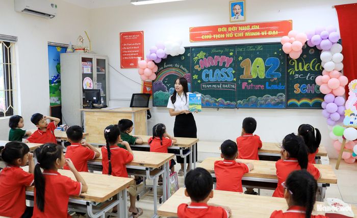 Giáo viên dặn dò học sinh lớp 1 trước lễ khai giảng và bước vào năm học mới 2026-2027.