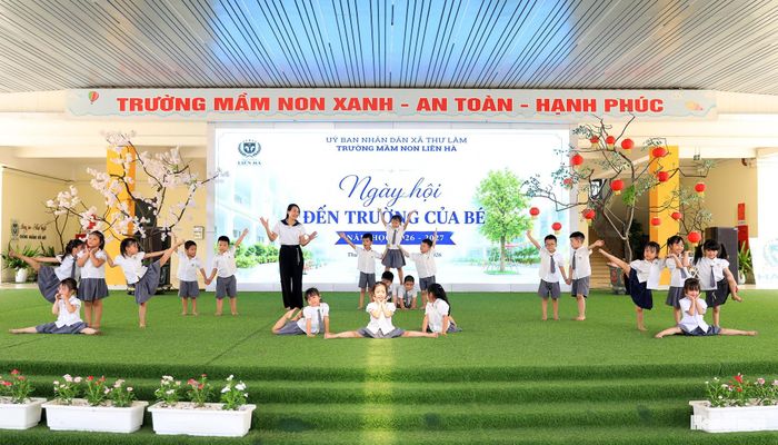 Tại trường Mầm non Liên Hà, cô và trò tích cực chuẩn bị tiết mục văn nghệ đặc sắc cho ngày hội đến trường.