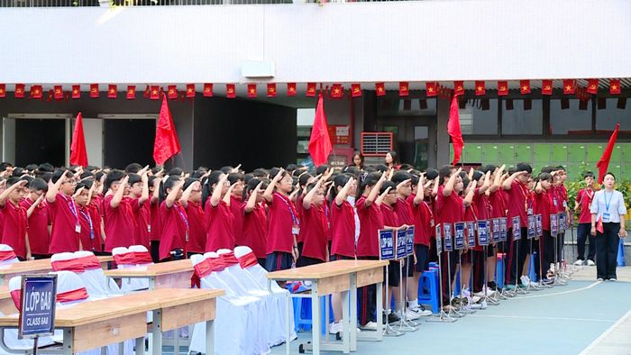 Học sinh Trường Trung học cơ sở Trần Duy Hưng háo hức chuẩn bị cho lễ khai giảng. Ảnh: Lê Nguyễn