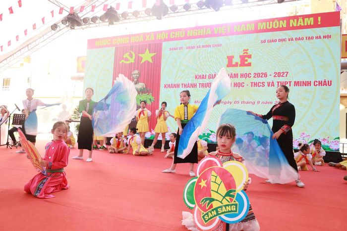 Học sinh Trường Tiểu học, Trung học cơ sở và Trung học phổ thông Minh Châu (xã Minh Châu) tập văn nghệ chuẩn bị cho lễ khai giảng năm học mới. Ảnh: CTV