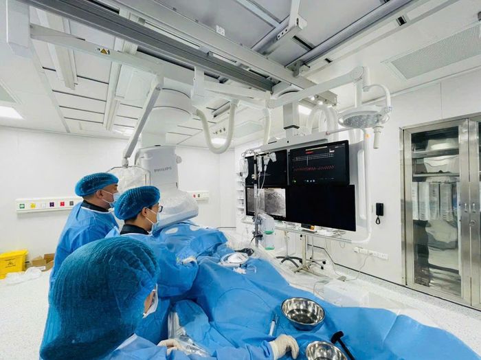 Các bác sĩ Khoa Nội tim mạch, Bệnh viện Đa khoa Hà Đông tiến hành can thiệp động mạch vành cho bệnh nhân (Ảnh: BVCC).