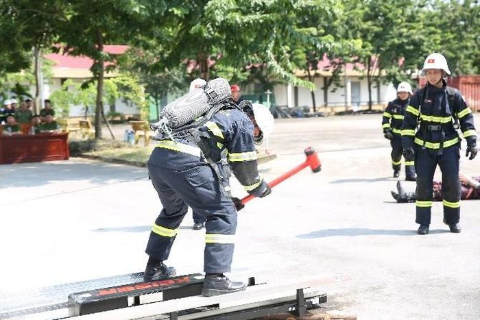 Những bài học huấn luyện như trên thực địa. Ảnh: Đức Tuấn