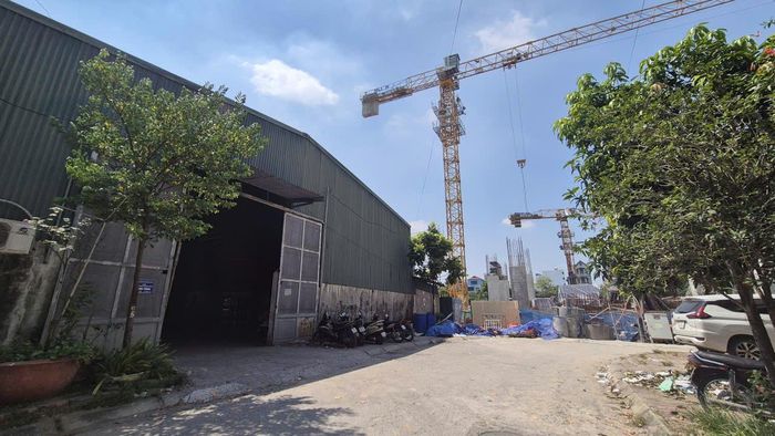 Sau yêu cầu của UBND xã Ô Diên, tại khu nhà xưởng này đang được di dời tài sản, vật dụng bên trong. Ảnh: Hậu Lộc