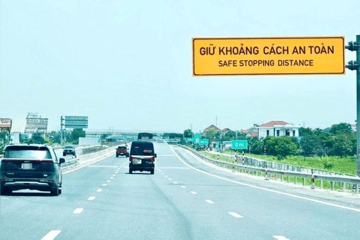 Khoảng cách giữa các phương tiện trên cao tốc là không gian an toàn cần được tôn trọng. Ảnh: PV