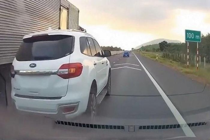 Một thao tác chuyển làn có thể làm thay đổi khoảng cách mà các phương tiện phía sau đang chủ động duy trì. Ảnh: PV