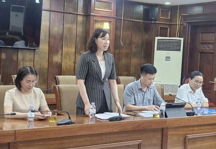 Bà Nguyễn Thị Bích Phượng, Phó Chủ tịch UBND xã Phú Xuyên phát biểu tại hội nghị. Ảnh: PV