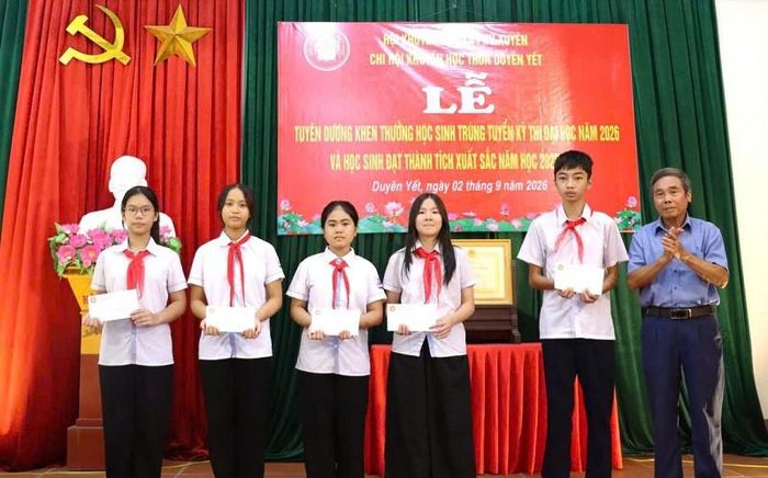 Chi hội Khuyến học thôn Duyên Yết tuyên dương, khen thưởng cho các em học sinh đạt kết quả cao trong học tập. Ảnh:PV