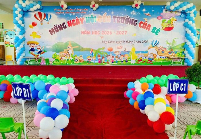 Các trường học trên địa bàn xã Ứng Thiên đã trang trí sân khấu đẹp mừng ngày hội đến trường của học sinh. Ảnh: Hoa Hồng