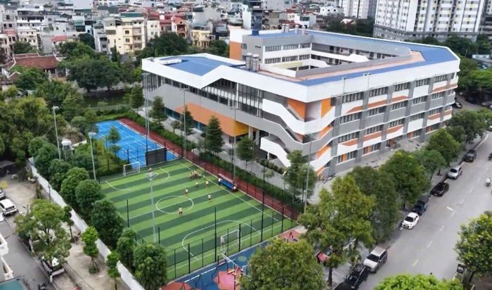 Trường được đầu tư đồng bộ, hiện đại với tổng diện tích lên tới 12.000 m², mật độ xây dựng 36,7% và diện tích sàn gần 15.000 m². Ảnh TA.