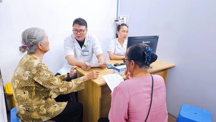 Tư vấn sức khỏe cho người cao tuổi. Ảnh: ĐP