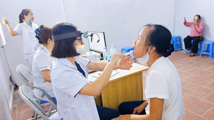 Khám sức khỏe miễn phí cho người cao tuổi xã Đan Phượng. Ảnh: ĐP