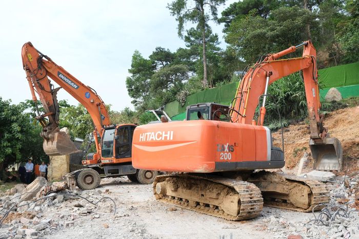 Các phương tiện tiến hành phá dỡ các hạng mục vi phạm trật tự xây dựng tại hiện trường. Ảnh: Sỹ Hào