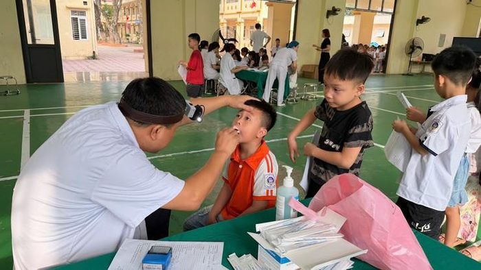 Xã Tam Hưng triển khai khám sức khoẻ miễn phí cho học sinh trước thềm năm học mới. Ảnh: Bình Minh 