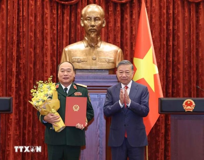 Tổng Bí thư, Chủ tịch nước Tô Lâm trao Quyết định thăng Quân hàm Thượng tướng cho Phó Tổng Tham mưu trưởng Quân đội nhân dân Việt Nam Lê Quang Đạo. Ảnh: TTXVN
