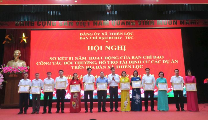 Chủ tịch UBND xã Nguyễn Hữu Dũng trao khen thưởng cho các cá nhân. Ảnh: PV