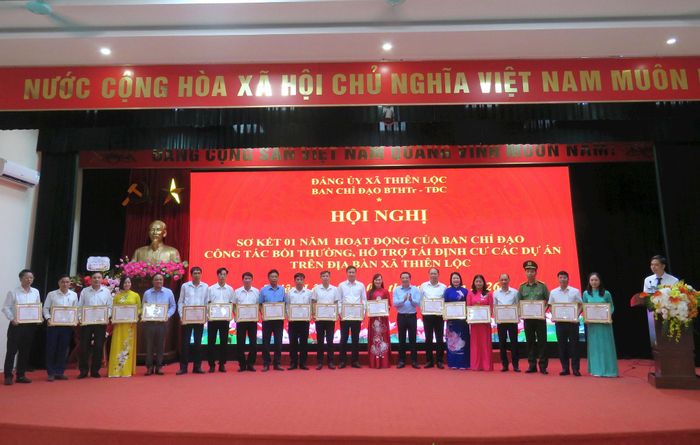 Bí thư Đảng ủy xã Phạm Xuân Toàn trao khen thưởng cho các tập thể. Ảnh: PV