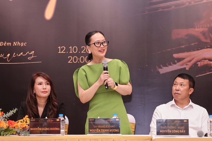 Nghệ sĩ Trinh Hương, con gái của nhạc sĩ Phú Quang chia sẻ tại buổi giới thiệu đêm nhạc. Ảnh: Hòa Nguyễn