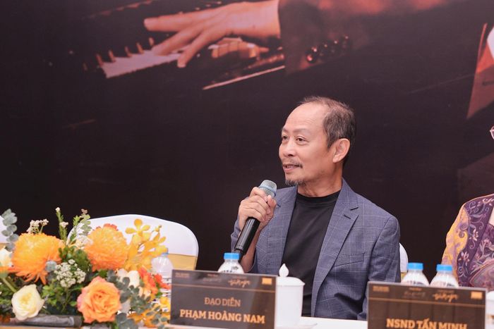 Đạo diễn Phạm Hoàng Nam chia sẻ về việc dàn dựng cho đêm nhạc. Ảnh: Hòa Nguyễn